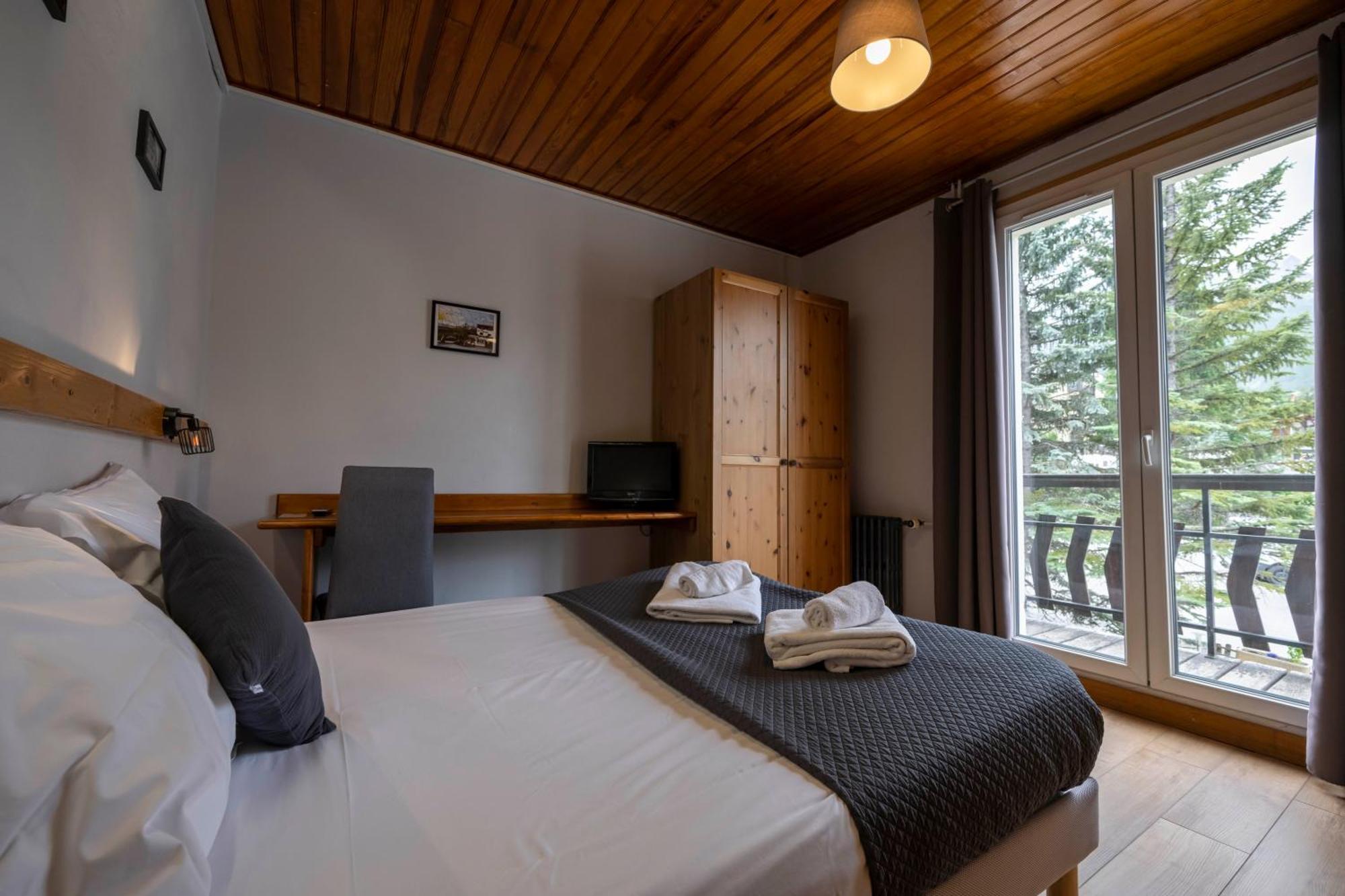 Hotel Les Flocons Le Sauze Buitenkant foto